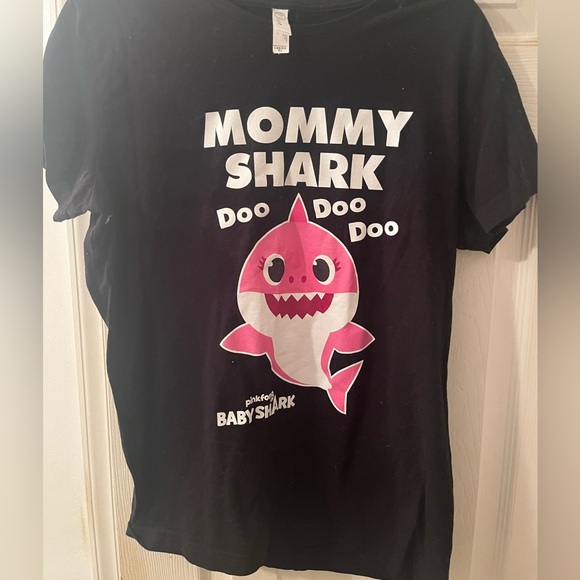 Live And Tell Tops - XL Mommy Shark Black and Pink Tee